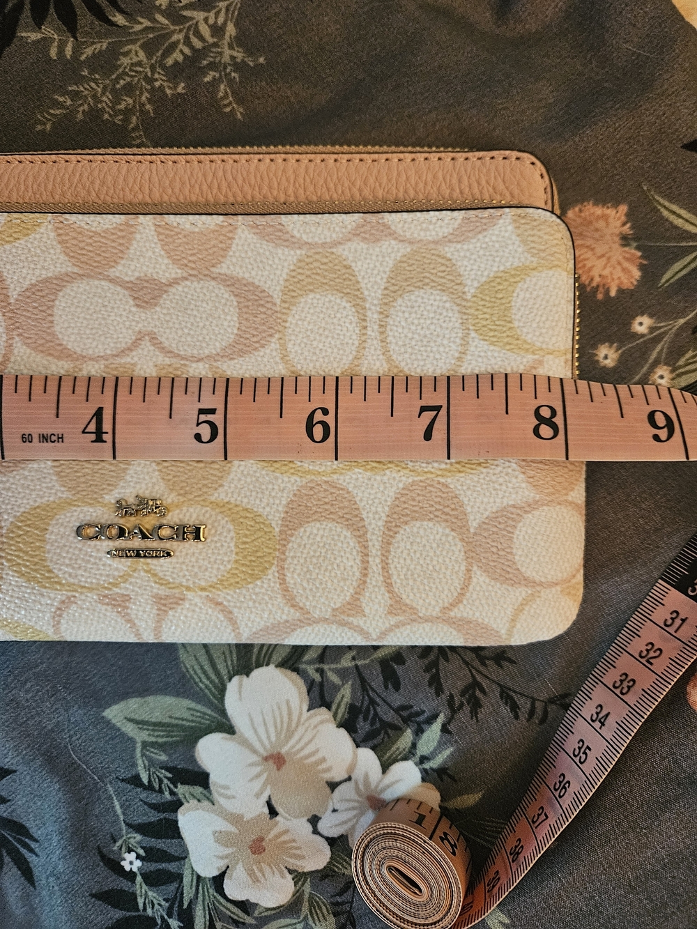 Coach✨️Signature Zip Wristlet in Pastel Pink/Beige - Picture 6 of 7